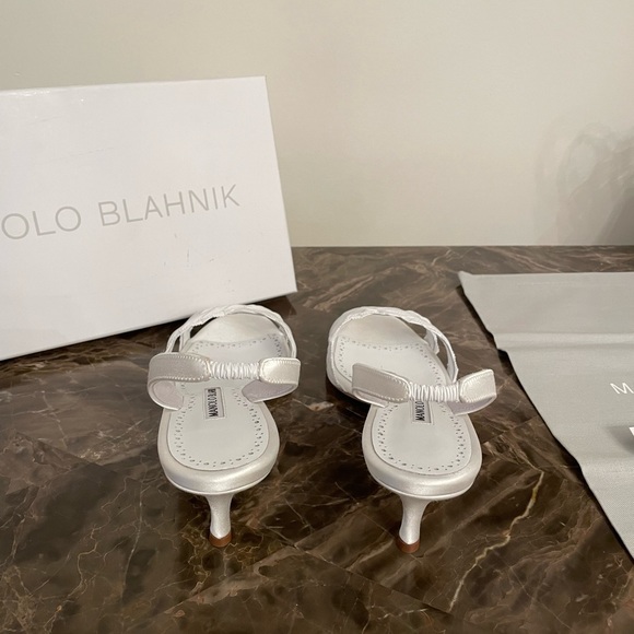 Manolo Blahnik Ligra 50MM Pleated Slingbacks Sandals in White Size 38 - Picture 9 of 10